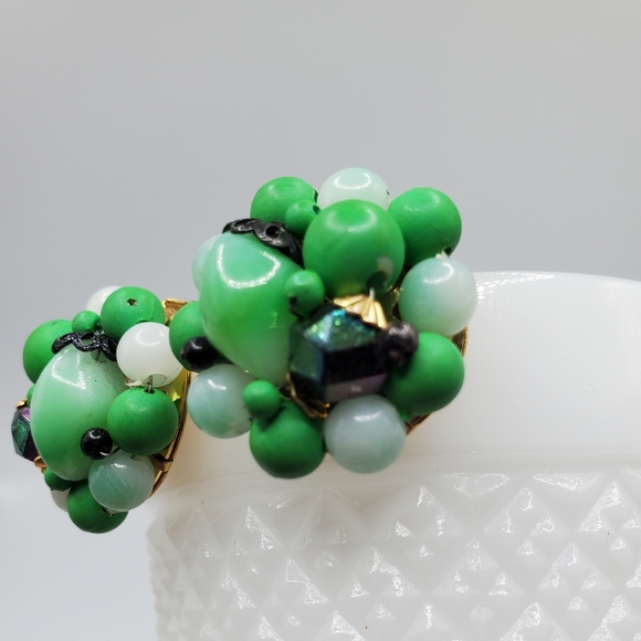 Vintage Hong Kong green clip on earrings beaded glow ? 50's exc cond vtg pinup - Picture 4 of 8